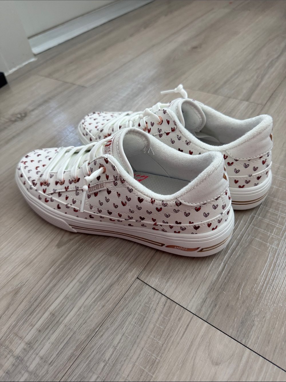 NWOT Skechers Women's Heart Print Archfit Sneakers, 10 - Picture 4 of 6